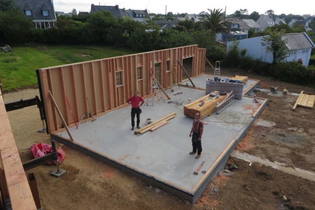 Maison bois pose des murs sur dalle béton