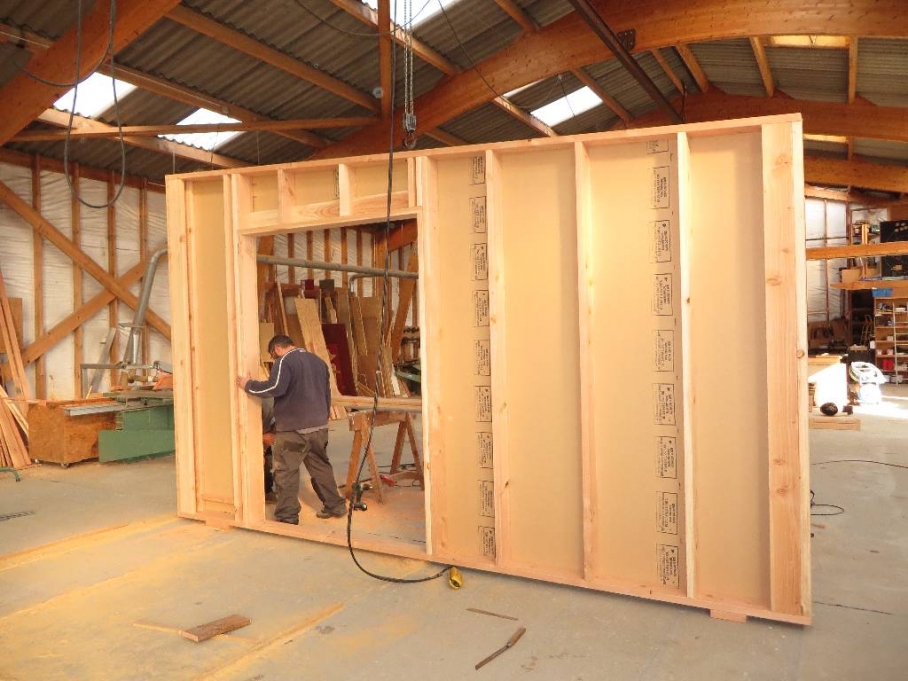 Levage du mur à l'atelier avant chargement