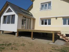 Extension ossature bois avec terrasse sur pilotis