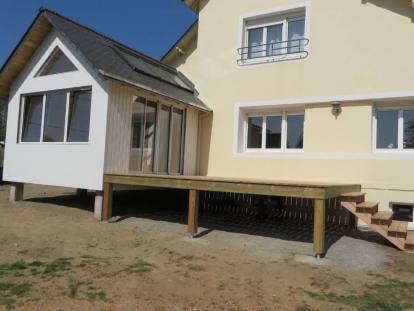 Extension ossature bois avec terrasse sur pilotis