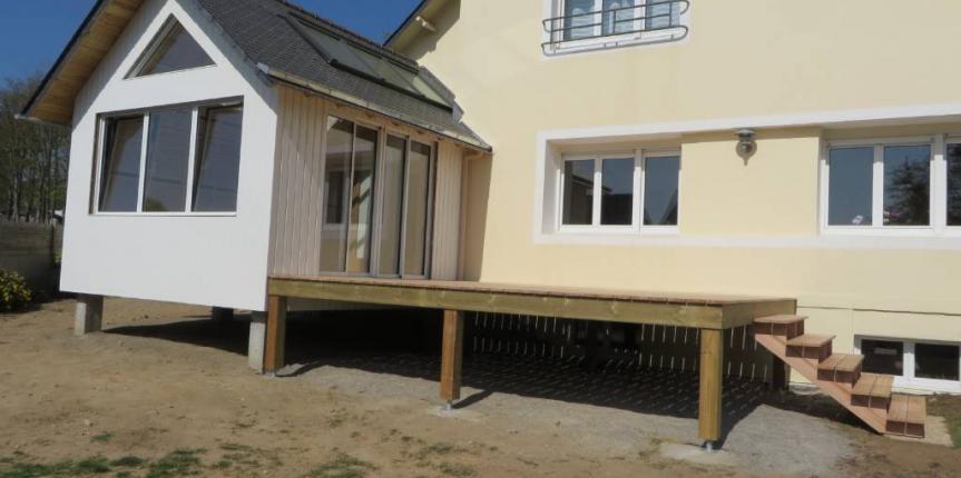 Extension ossature bois avec terrasse sur pilotis